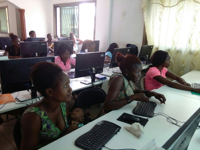 Computer lab with kids 