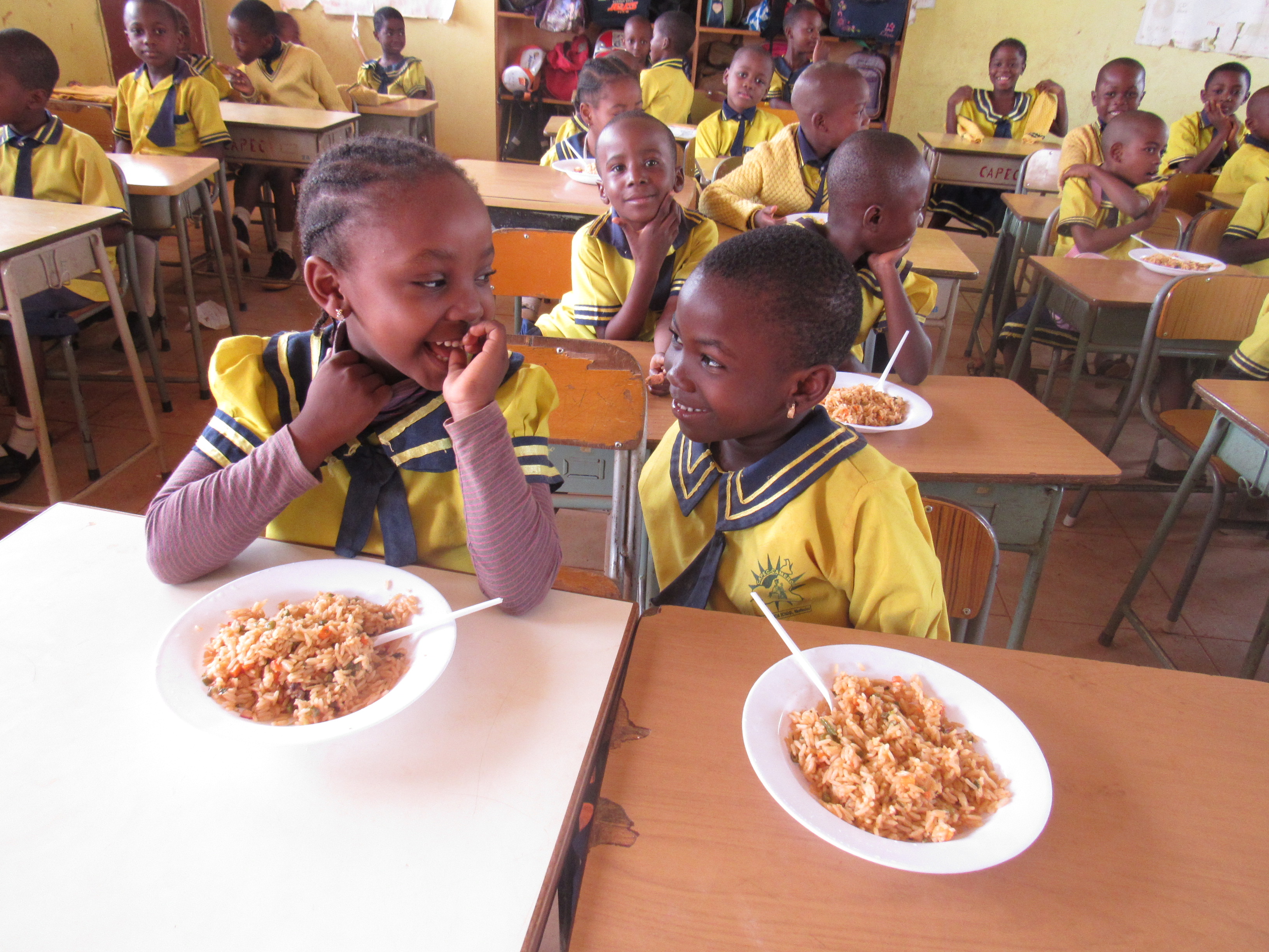 Students eating rice 