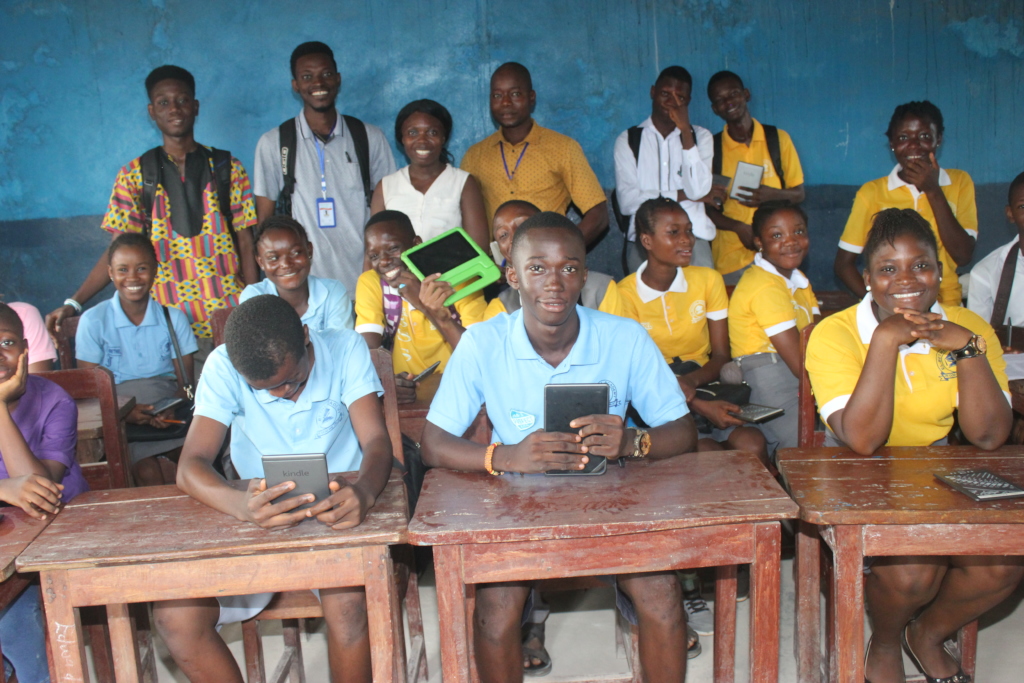 ElBethel students with kindles 