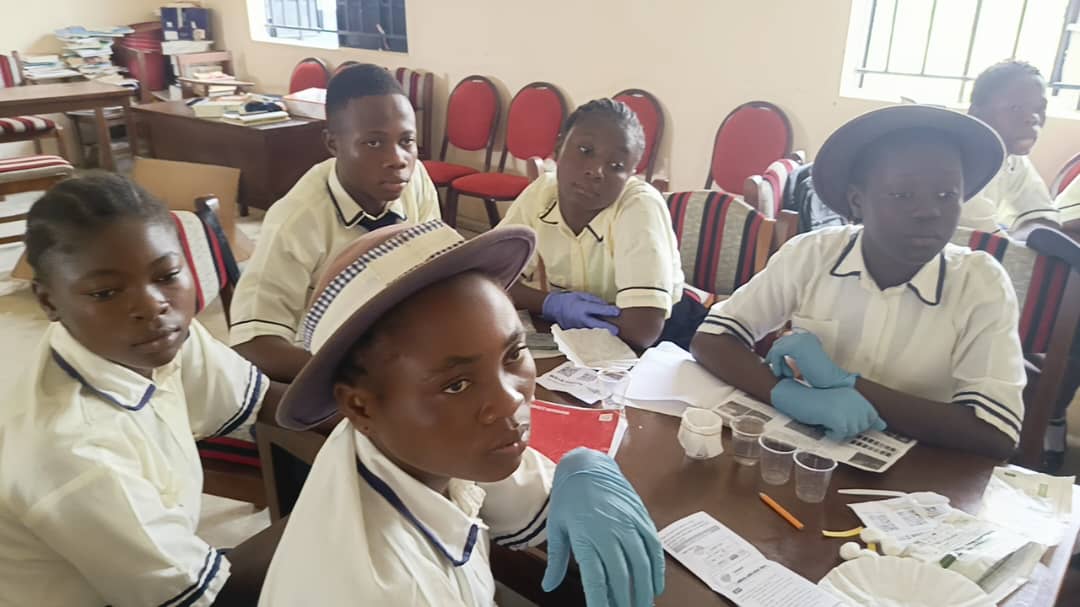 students-in-class-experimenting-with-science-kit