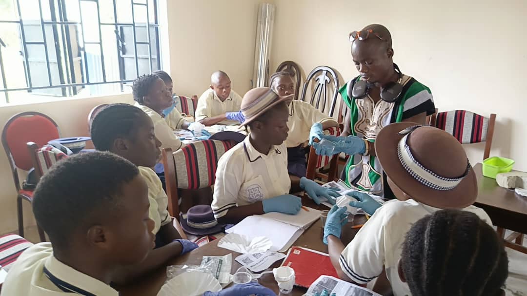 teacher-teaching-students-filtration-with-science-kits