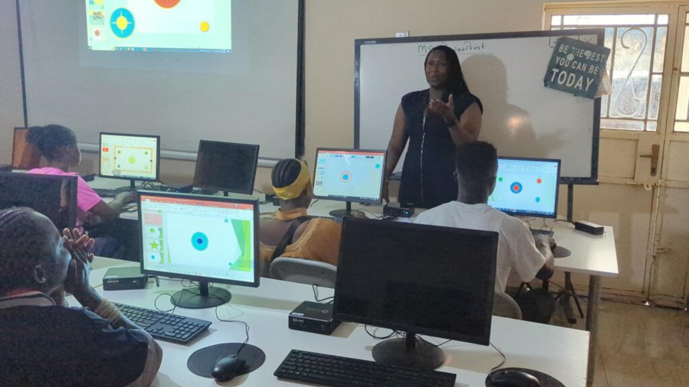 Aminata speaking to the Computer Lab students