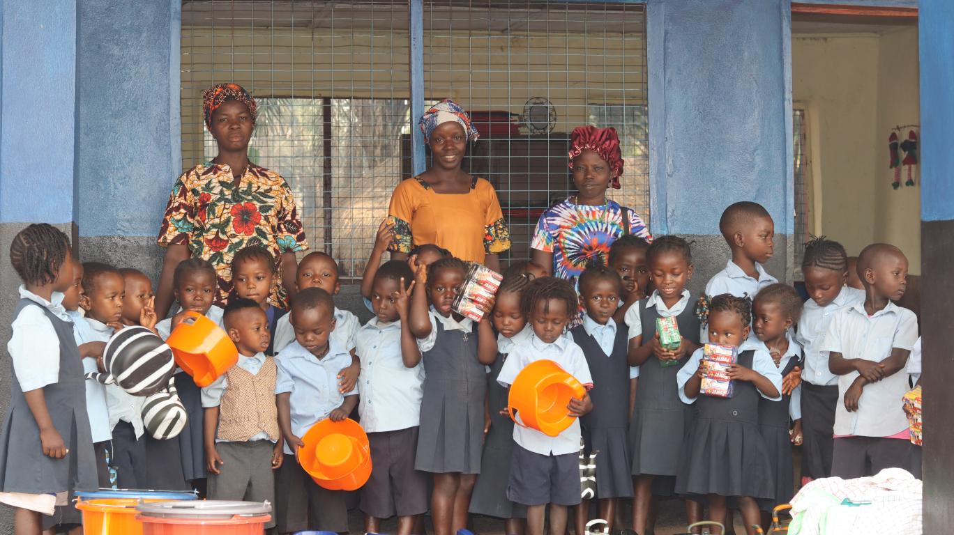 Kamawornie Teachers & Nursery School Children in front of Completed School